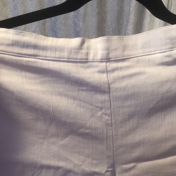 Alfred Dunner White Capris, Petite Size 10P, Elastic back Waistband - Picture 5 of 5